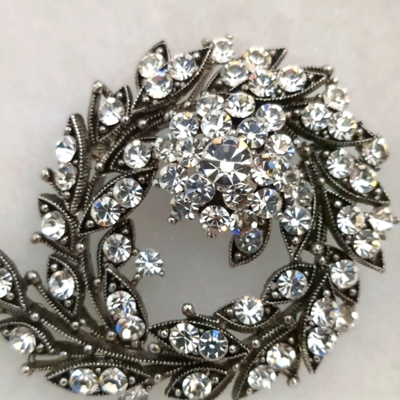 Vintage Rhinestone Leaf Design Brooch - Picture 2 of 4
